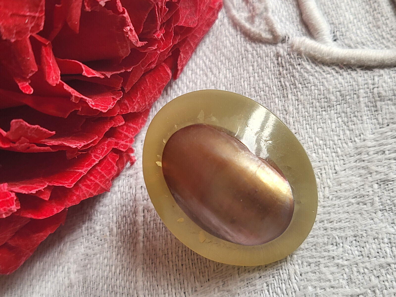 Bouton ancien gros cabochon en nacre ovale original 2,1 sur 2,5 bombé G10F