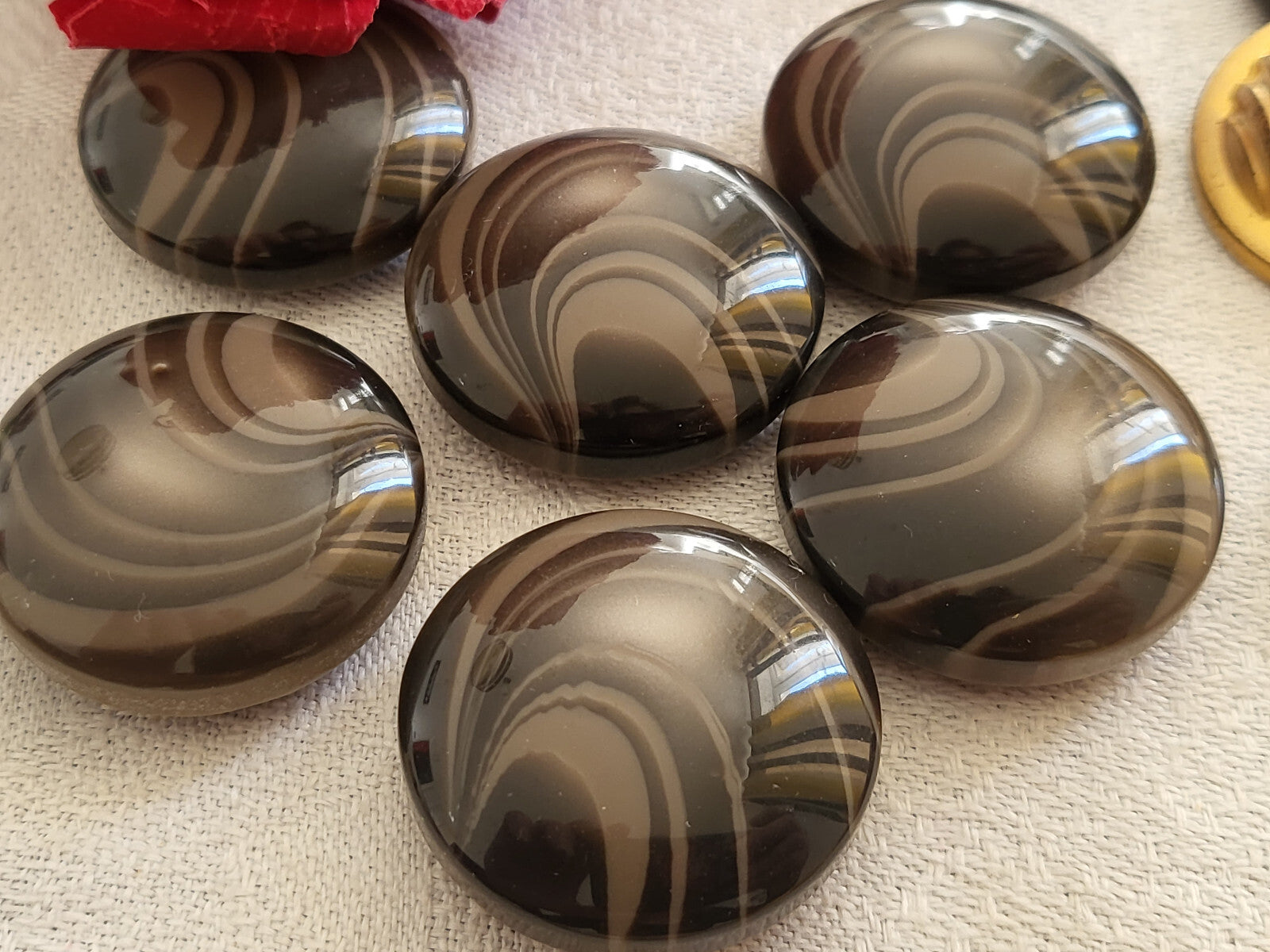 lot 6 gros boutons vintage marron à vague bombé pied plat  2,7 cm ref 3700