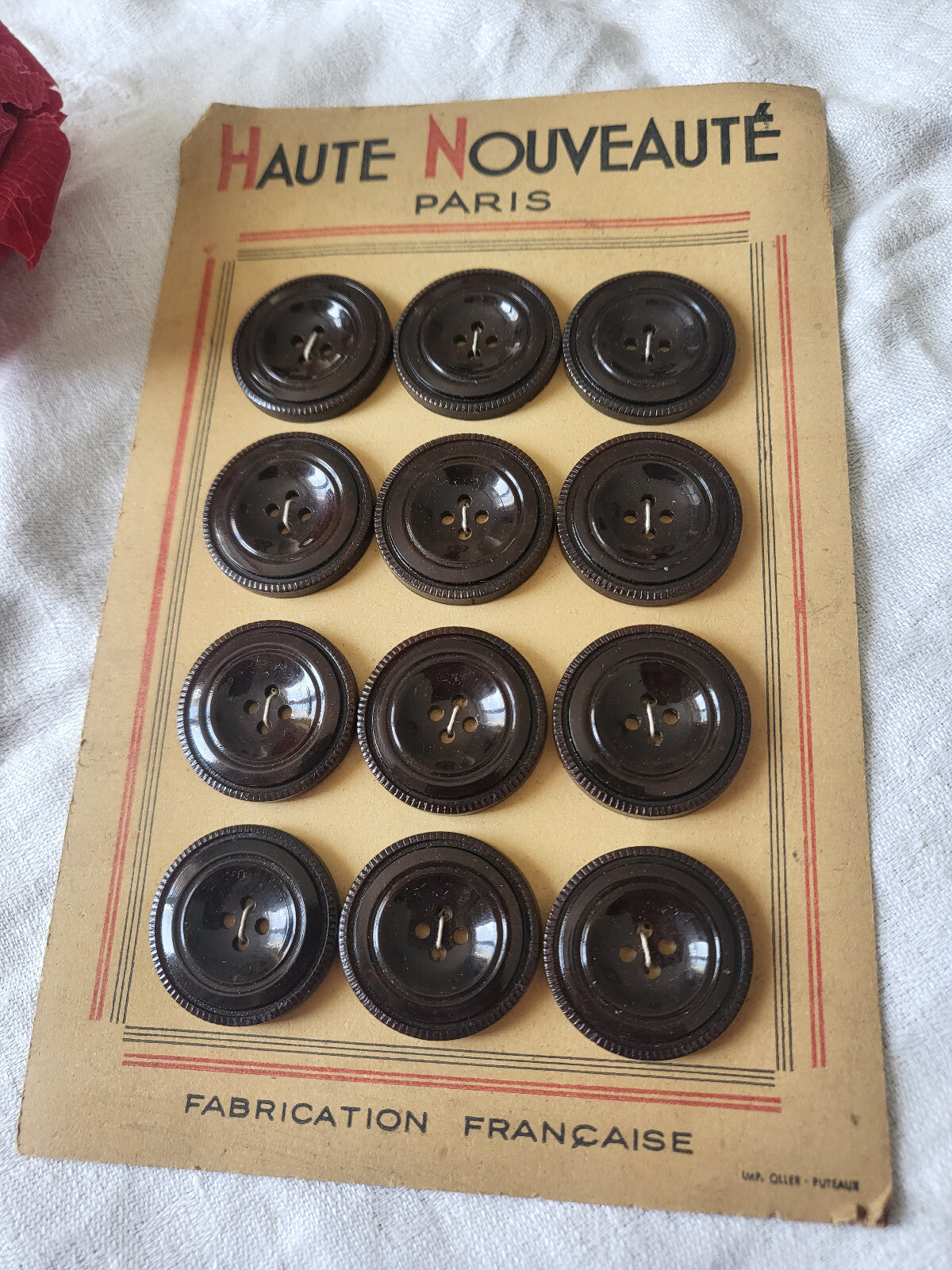 Plaque  12 gros boutons anciens marron 2,6 cm