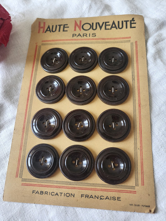 Plaque  12 gros boutons anciens marron 2,6 cm