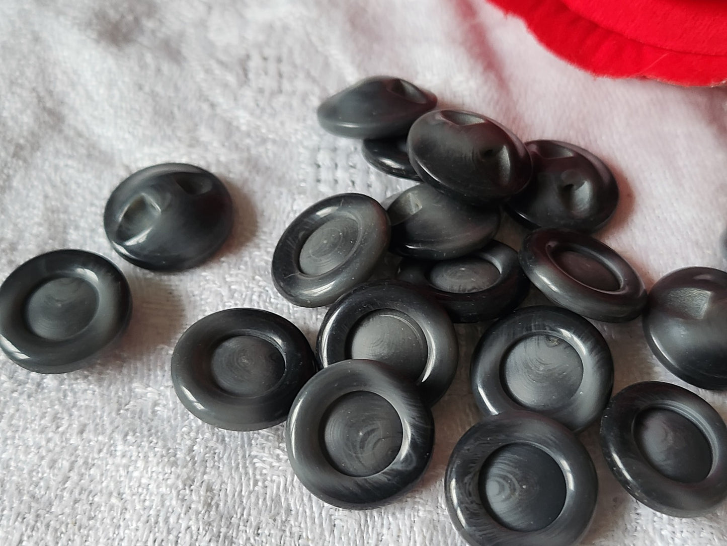 Lot 18 petits boutons vintage gris camaieu pied 1,5 cm ref 5915