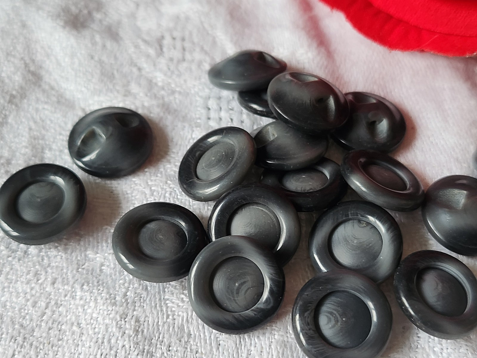 Lot 18 petits boutons vintage gris camaieu pied 1,5 cm ref 5915