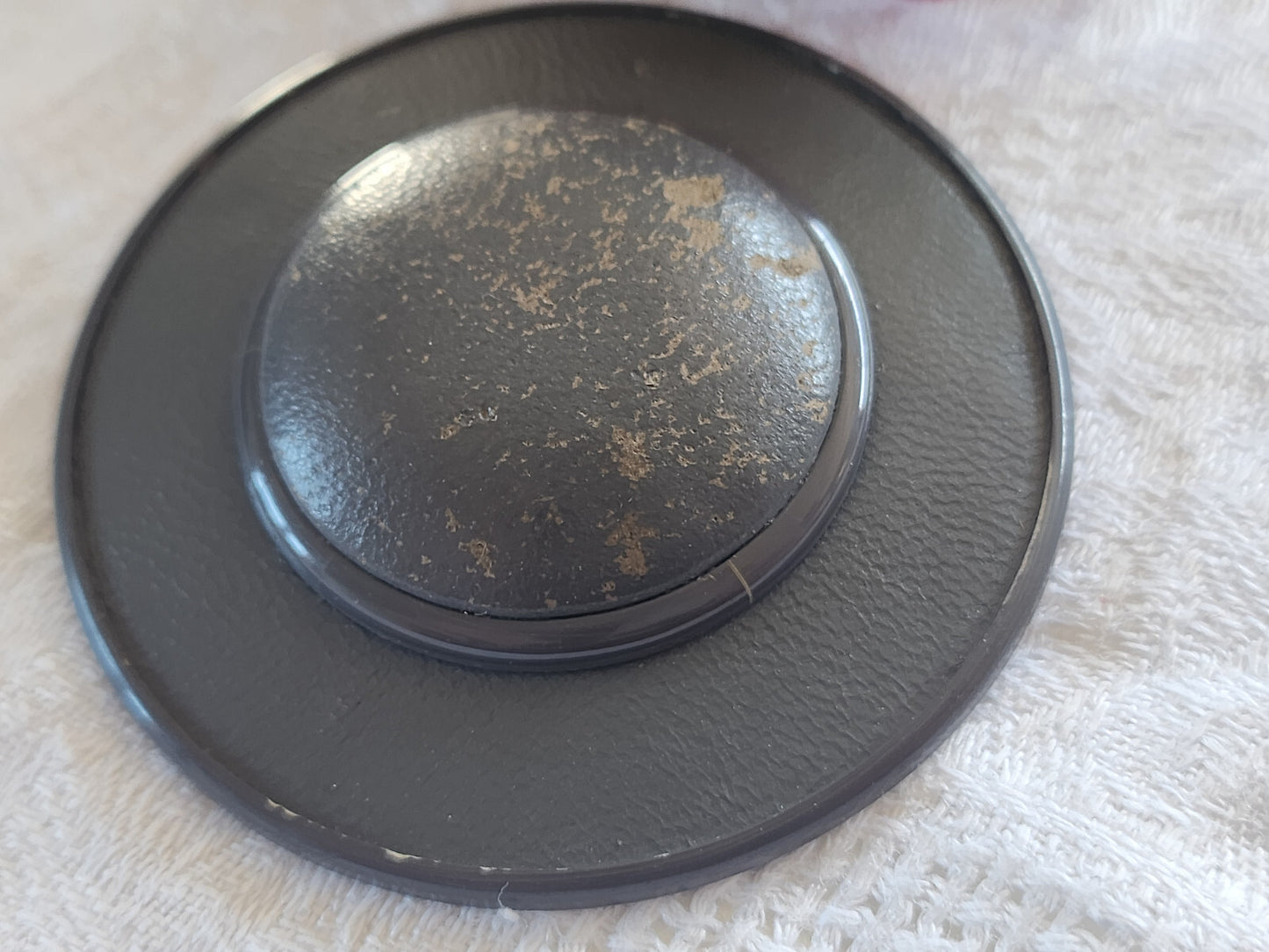 Enorme bouton ancien en cuir forme chapeau gris 6 cm ou 60 mm T7