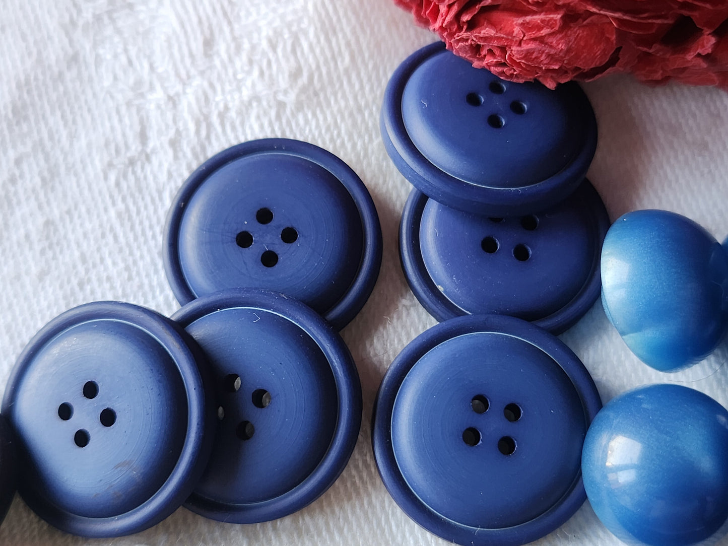 Lot 25 boutons vintage bleu 3 series 1,3 à 1,9 cm ref 5920
