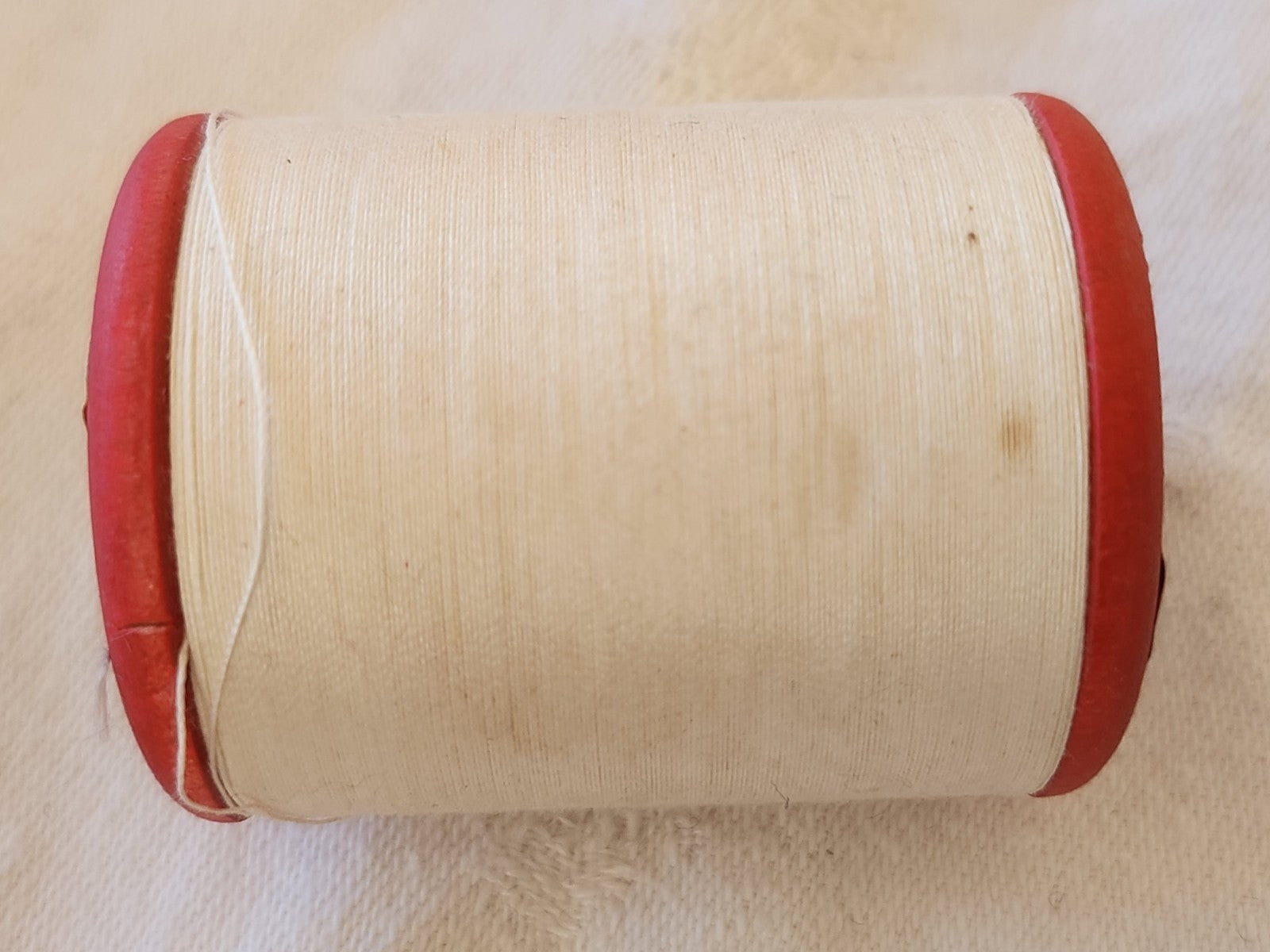 Bobine ancienne en bois rouge fil blanc mercerie poids: 36 grammes