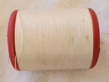 Bobine ancienne en bois rouge fil blanc mercerie poids: 36 grammes