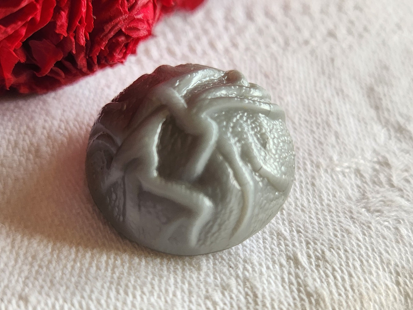 Bouton ancien en verre gris bombé haut 2,2 cm D15E