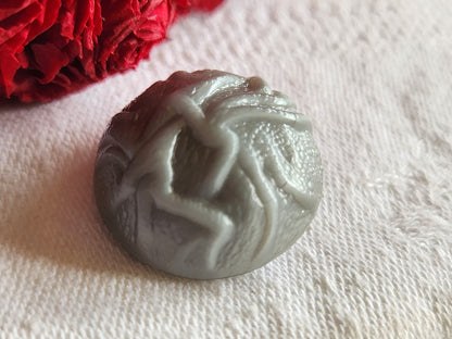 Bouton ancien en verre gris bombé haut 2,2 cm D15E