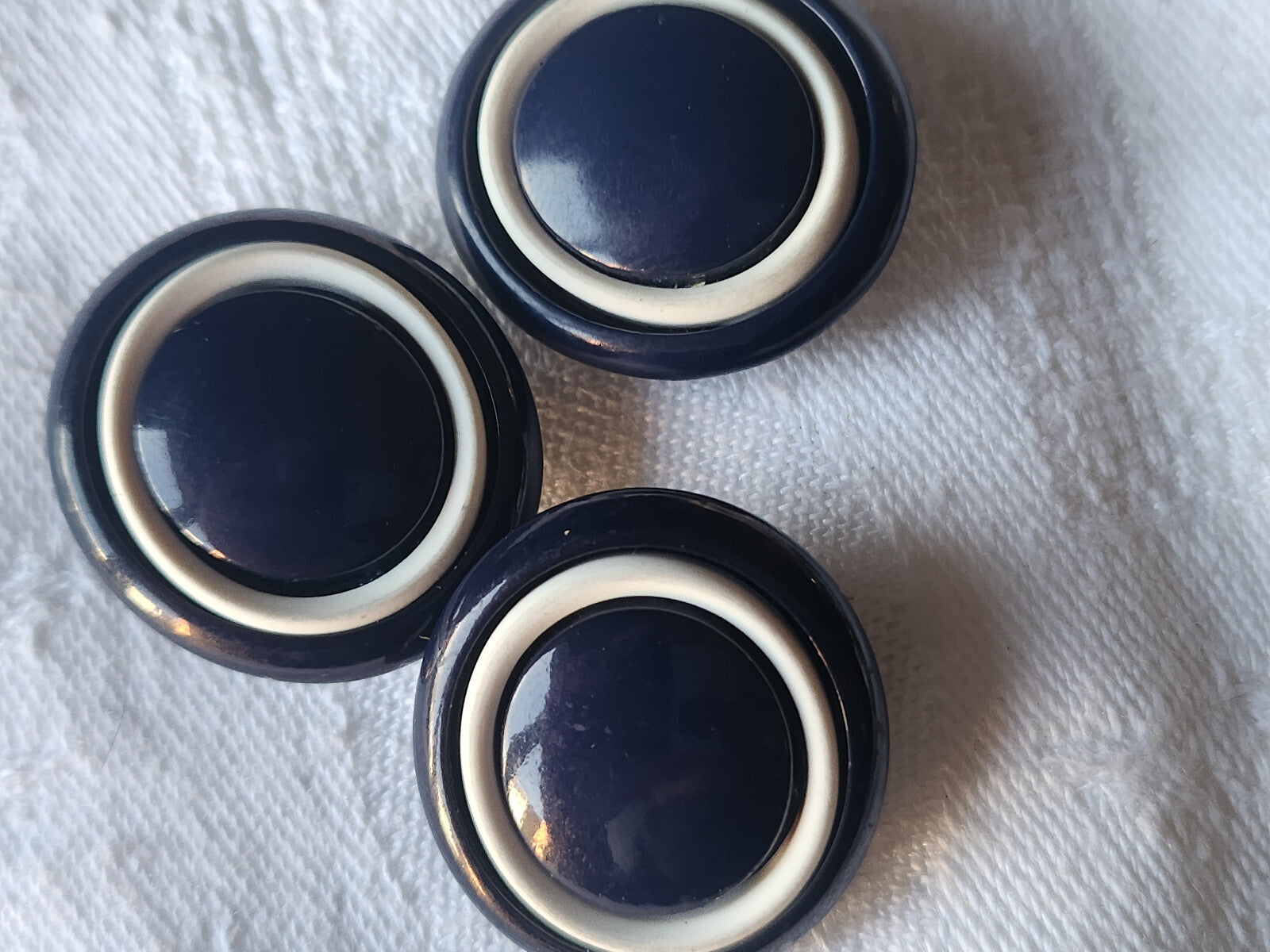 Trio boutons vintage à pied bleu foncé blanc pied  2,4 sur 2,6  cm ref 0027
