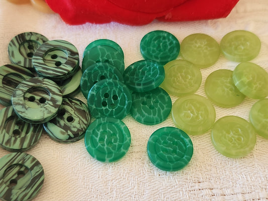Lot 24 boutons vintage vert 3 séries trous 14 mm ou  1,4 cm  ref 6519
