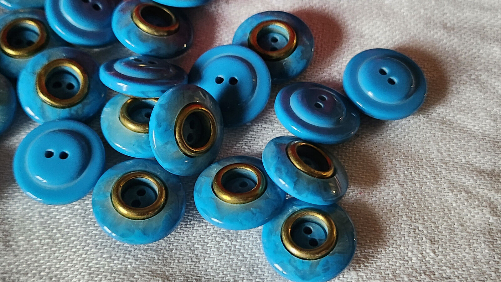 Lot 15 boutons vintage bleu  nacré à trous petits doré  diamètre 1,4 cm ref 1276