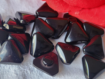 Lot 15 boutons vintage noir triangle  1,4 cm pied lumineux  ref 3935