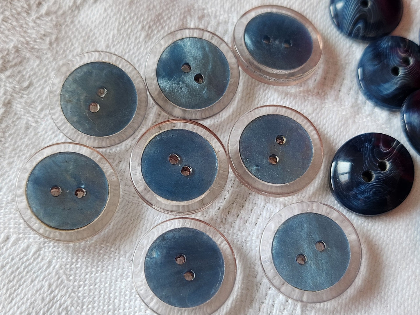 Lot 20 petits boutons vintage bleu trous 2 serie 1,3 sur 1,4 et 1,6 cm ref 1202
