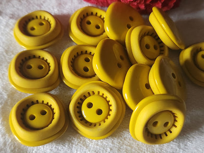 Lot 8 boutons vintage jaune travaillé à trous 2 cm ref 5298