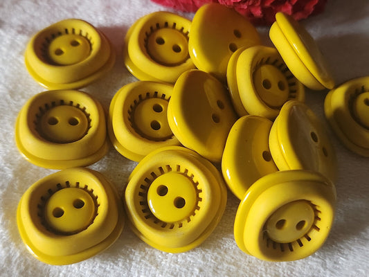 Lot 8 boutons vintage jaune travaillé à trous 2 cm ref 5298