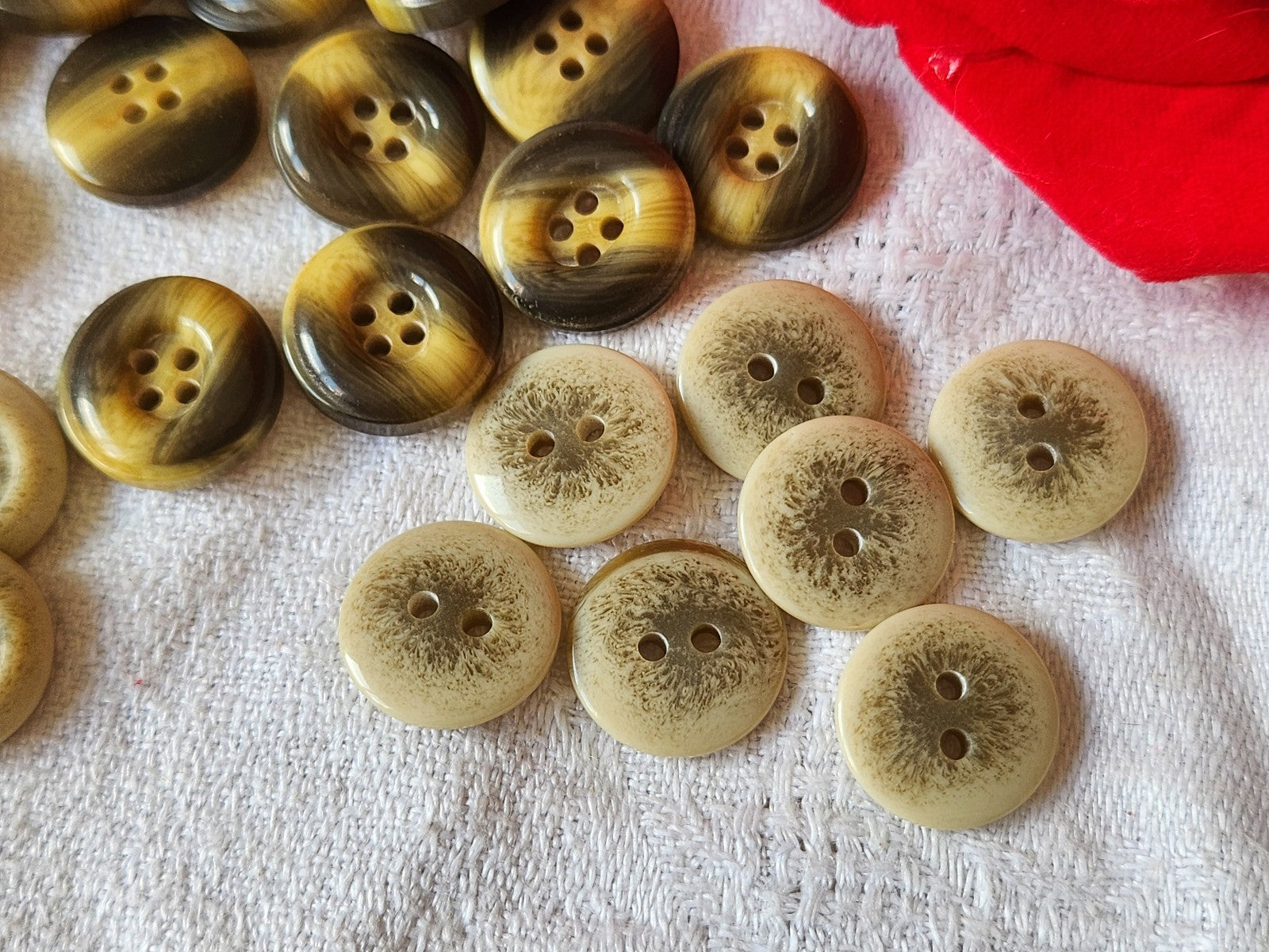 Lot 25 petits boutons vintage ton marron à trous 3 serie 1,4/1,5 cm ref 277