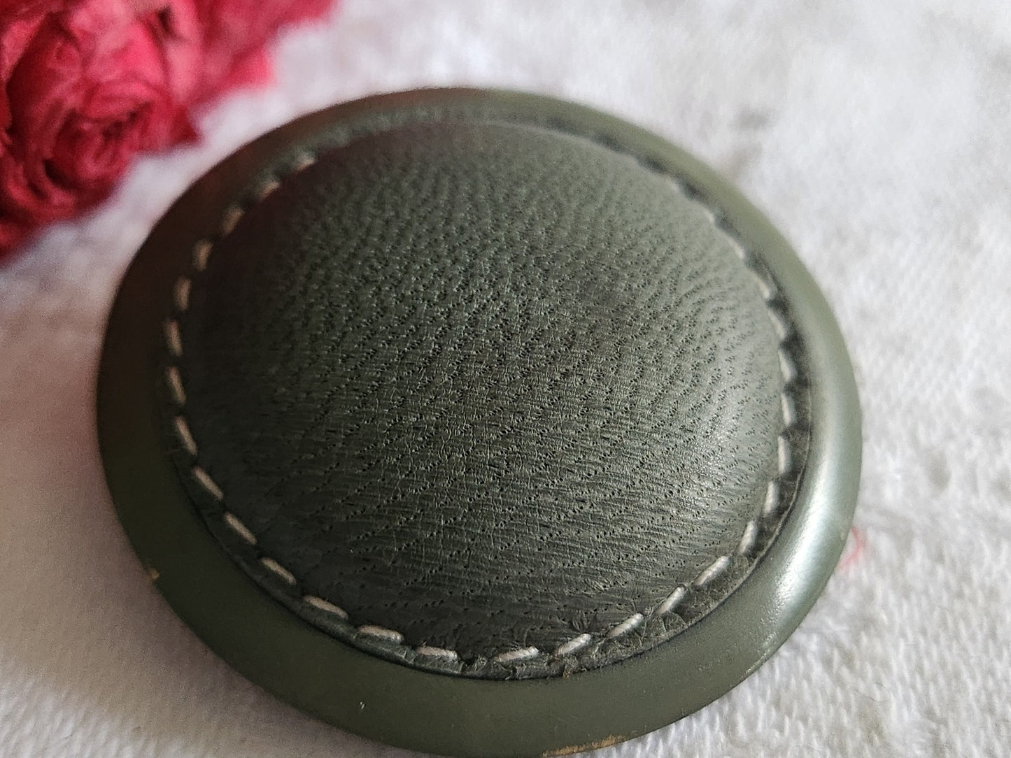 Collection gros bouton coeur cuir vert monture resine 3,7 cm ref 6086