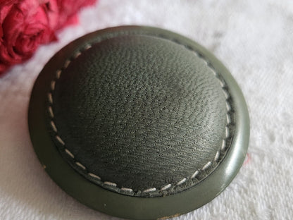 Collection gros bouton coeur cuir vert monture resine 3,7 cm ref 6086