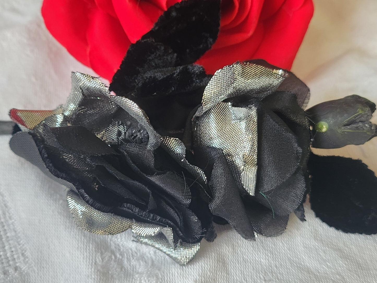 Lot deux fleurs ancienne  sur broche chapeau  13,5 cm T0-10
