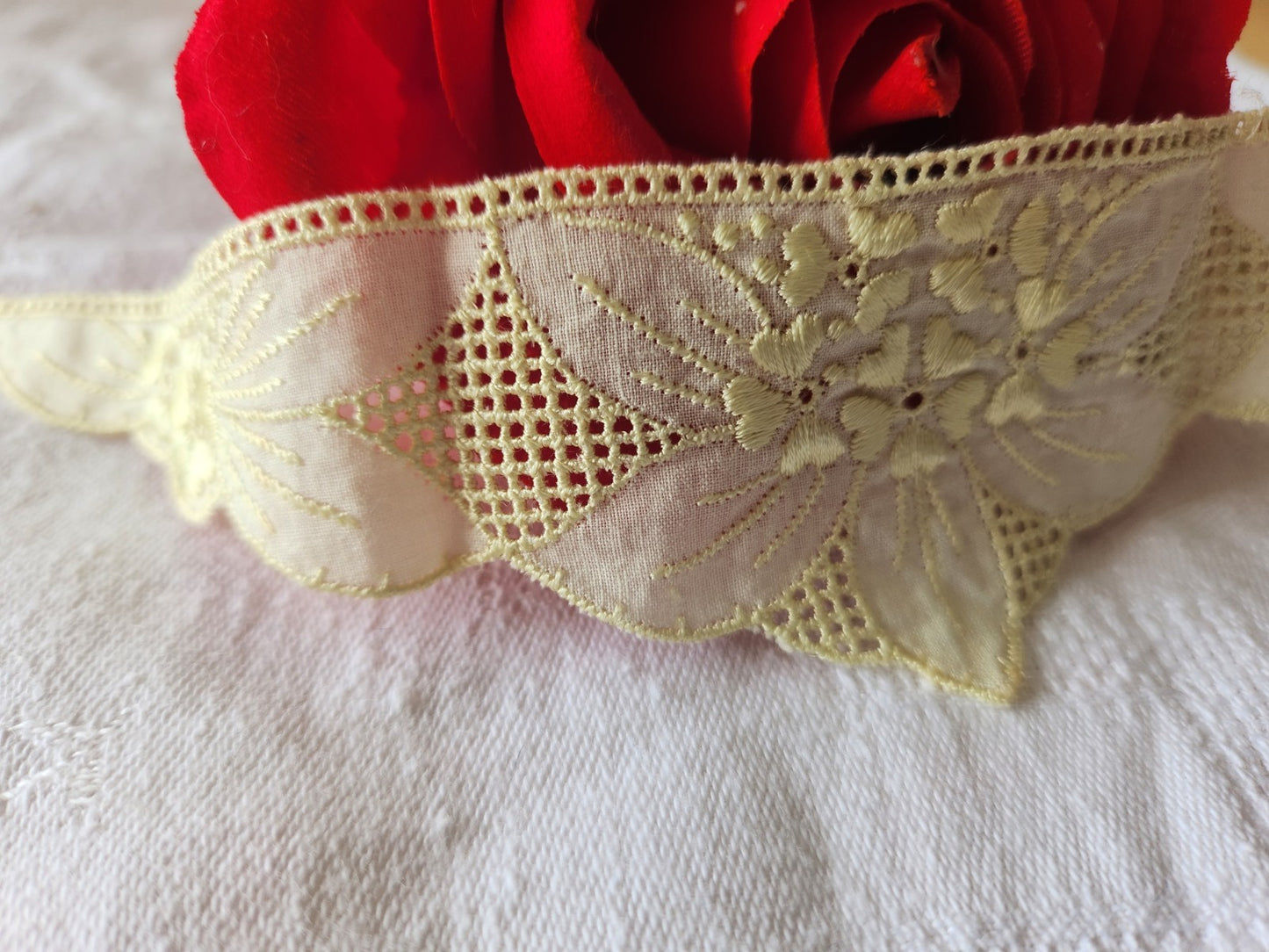 Incrustation application ancienne jaune pale 29,5 cm sur 4,7 cm dentelle  T7