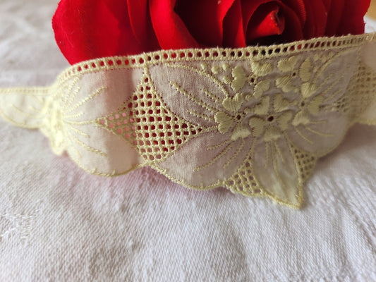 Incrustation application ancienne jaune pale 29,5 cm sur 4,7 cm dentelle  T7