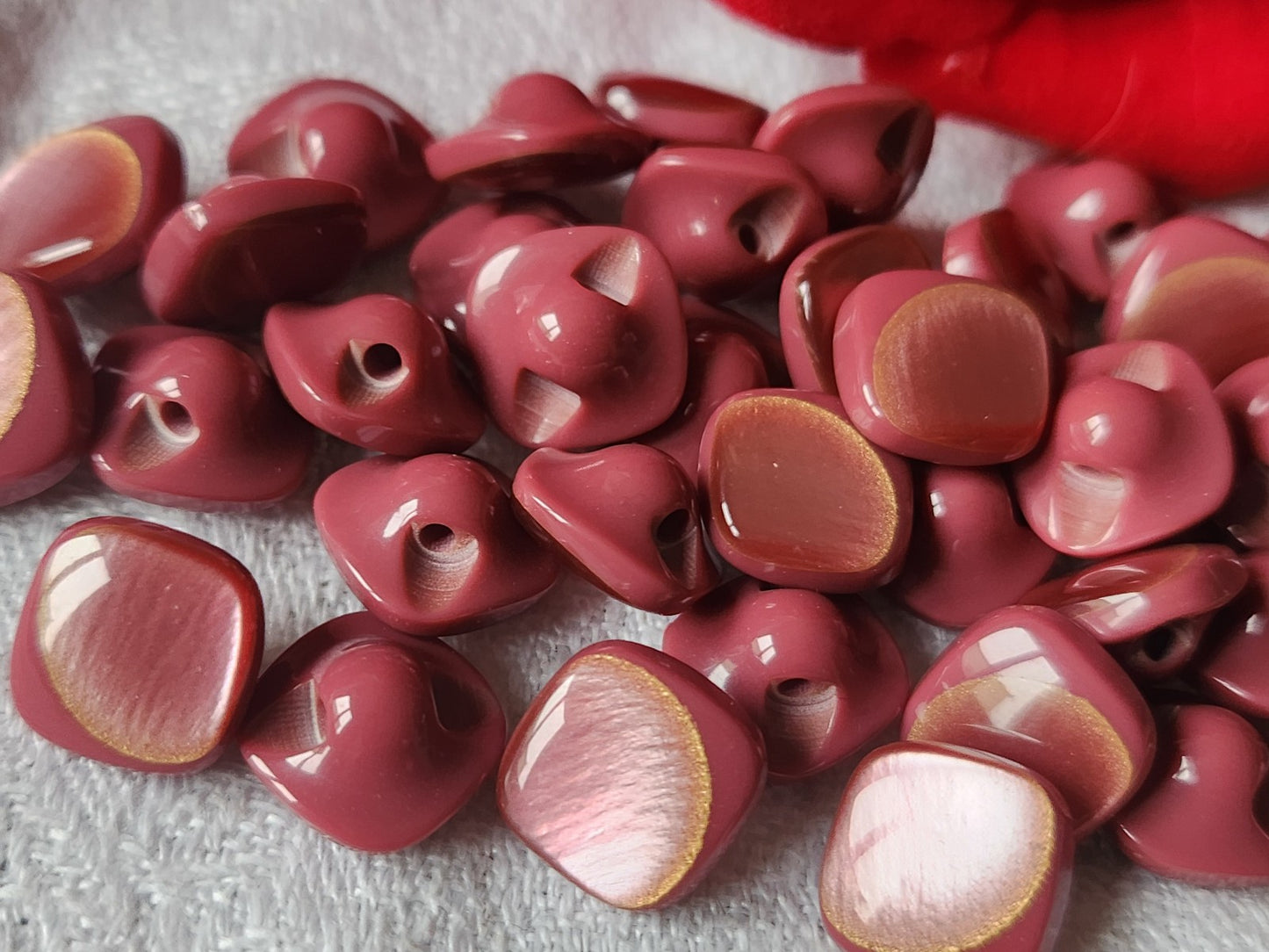 Lot 18 mini  boutons vintage à pied jolis carré rose foncé   1 cm ref 309
