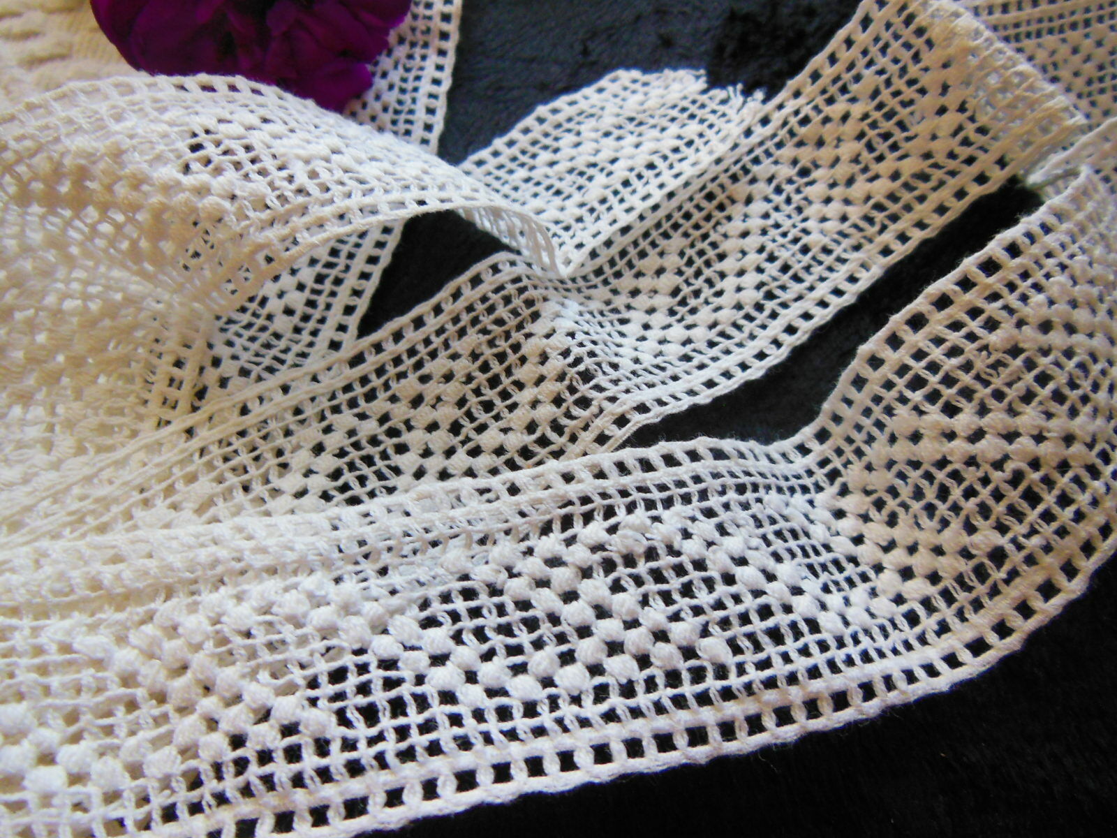 Dentelle ancienne entre deux blanche large 1 mètre 02 sur 3,3 cm  T15-50