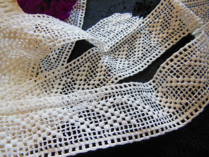 Dentelle ancienne entre deux blanche large 1 mètre 02 sur 3,3 cm  T15-50