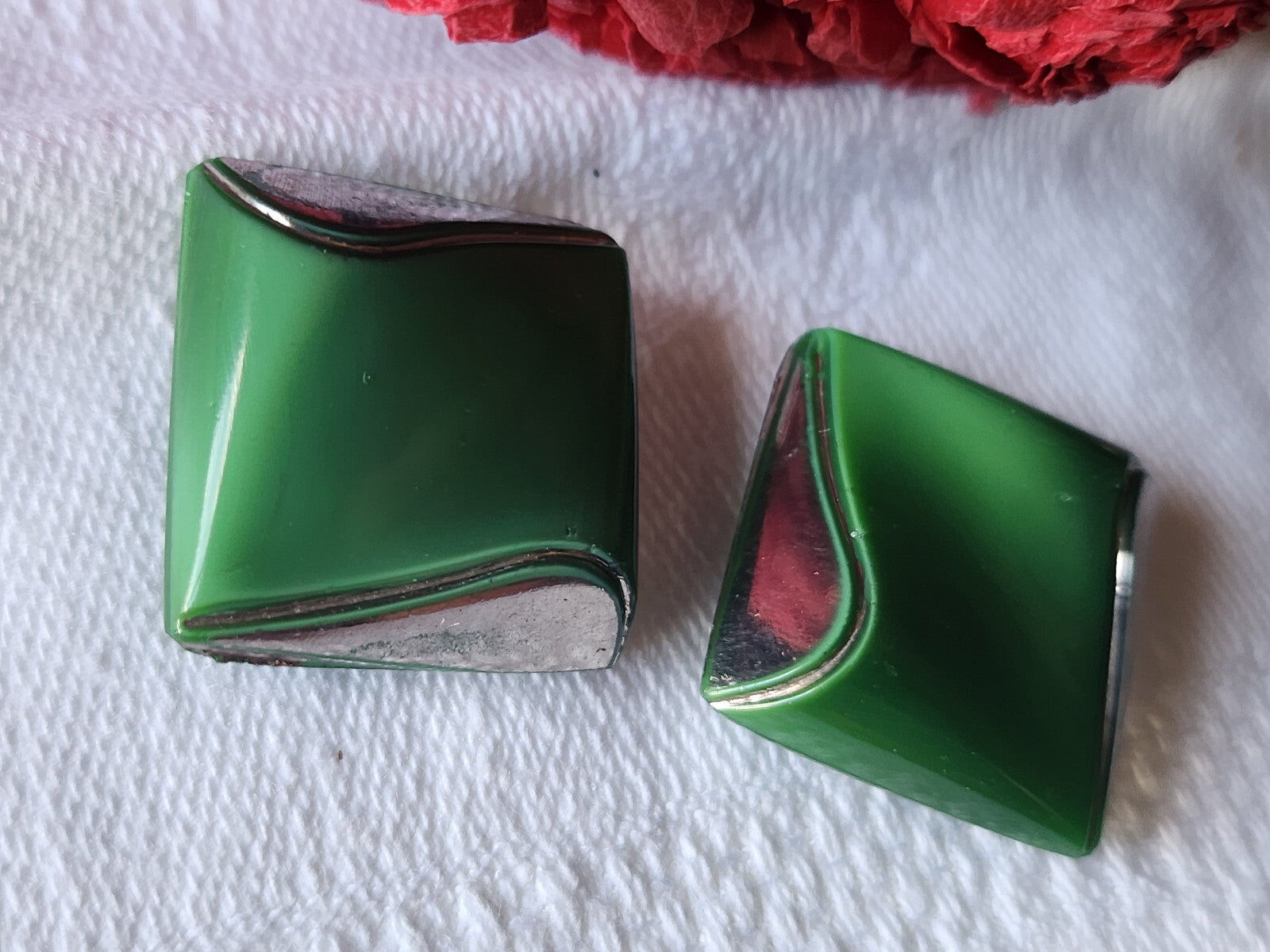Duo boutons anciens en verre argenté vert carré trés typé 2 cm G7H
