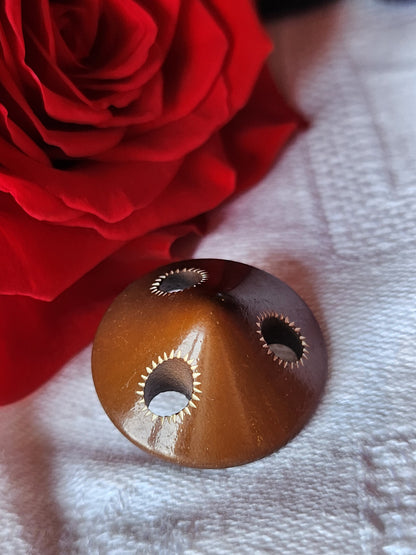 Bouton ancien collection marron blanc ajouré ajouré motif 2,4 cm  ref 1842