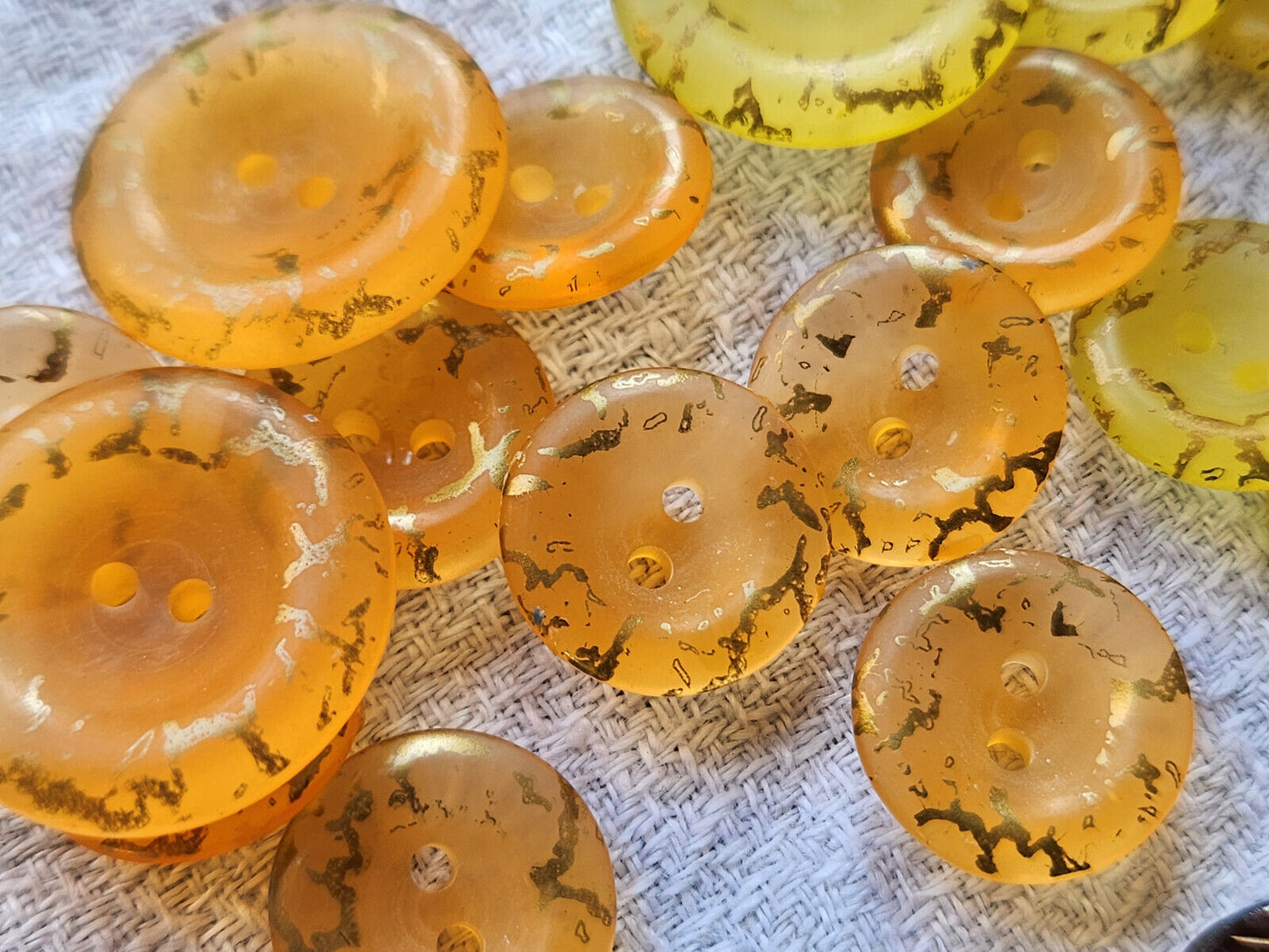 Lot 18 boutons vintage jaune orange panaché  1,5 et 2,2  cm ref 5368