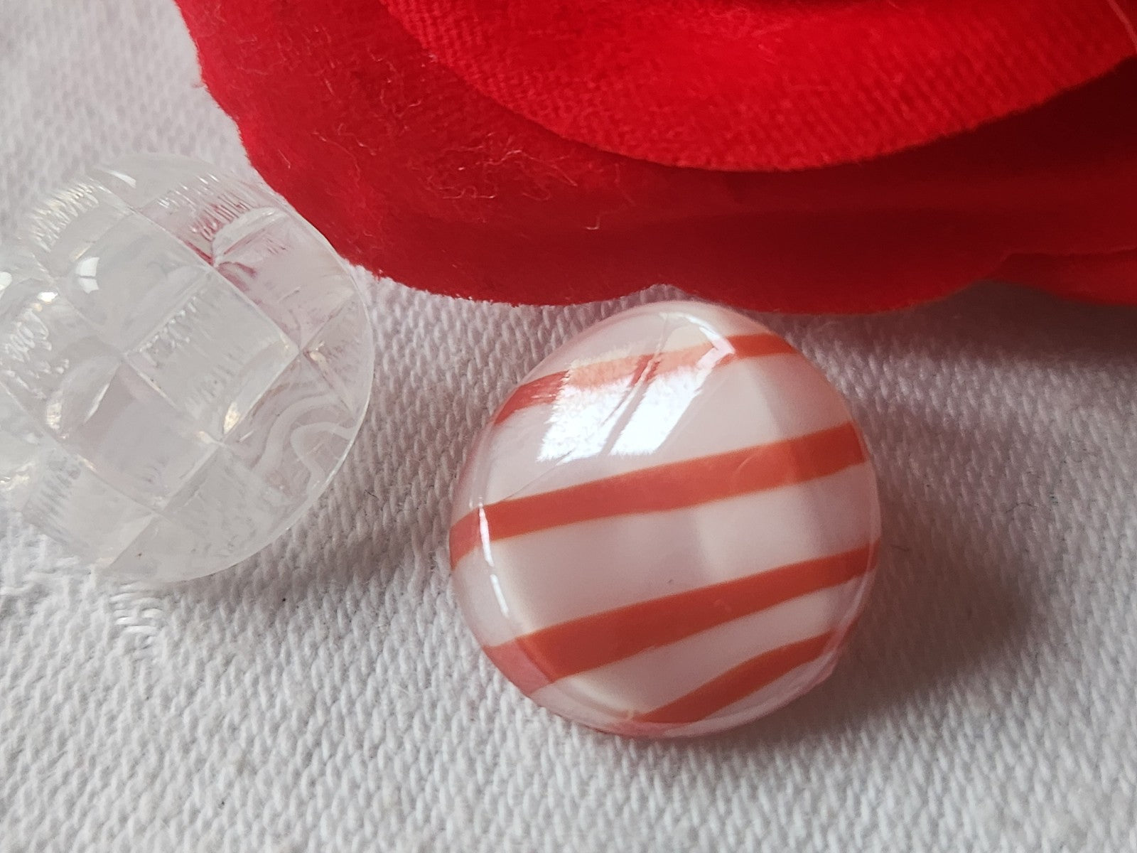 Duo boutons anciens en verre  motif  blanc  vintage 1,7 cm D10E