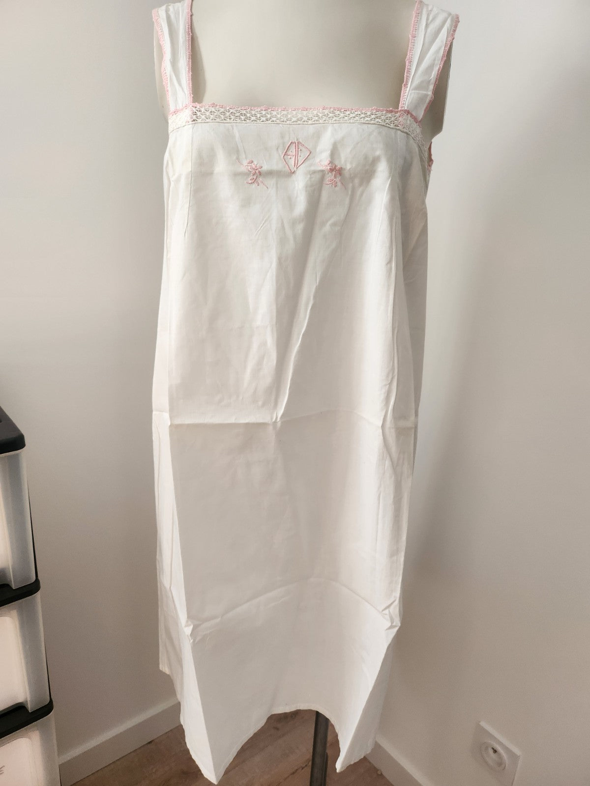 Chemise de nuit ancienne monogramme AD rose broderie B8
