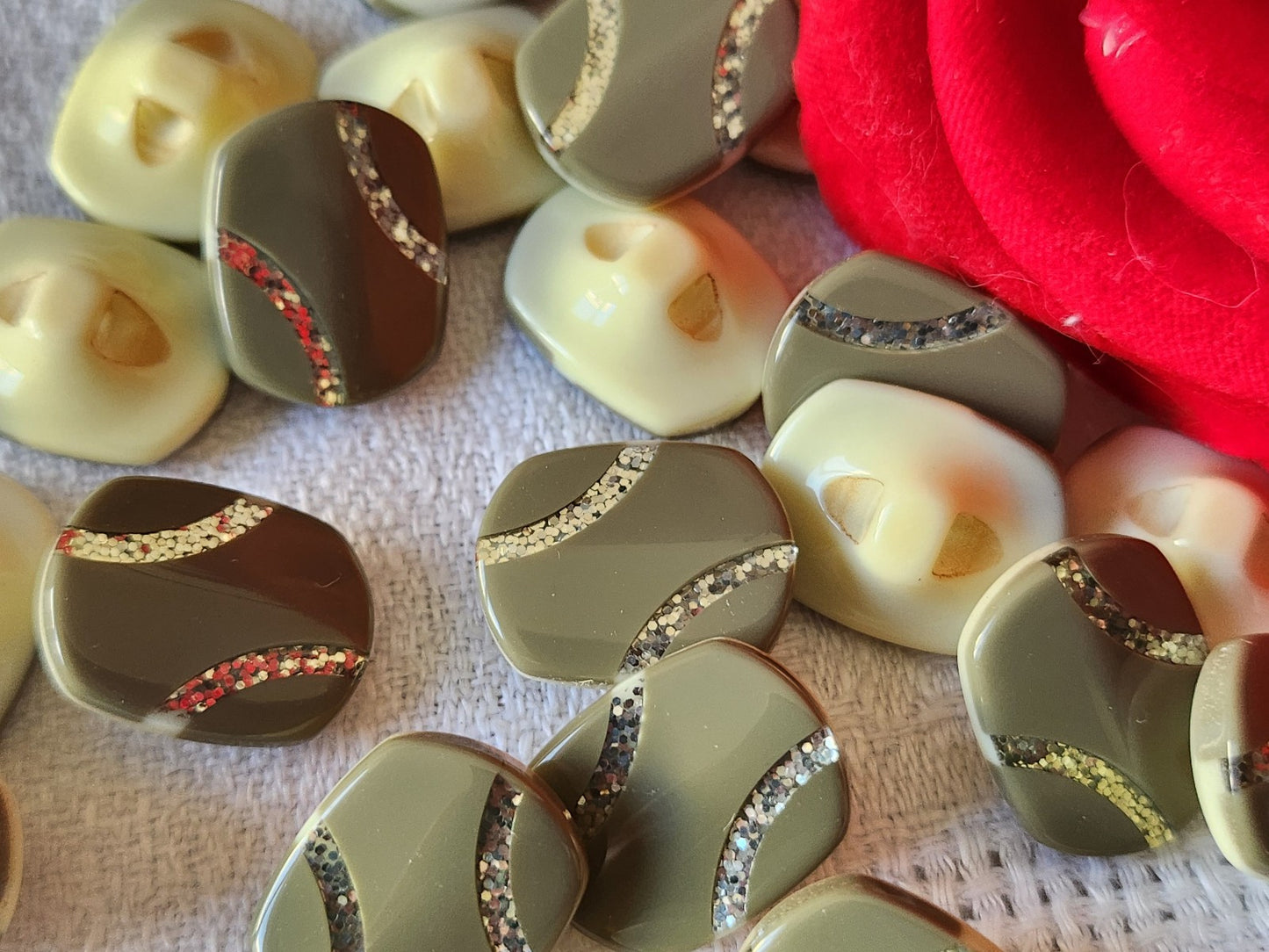 Lot 12 boutons vintage vert inclusion paillette rectangle 1,5 sur 2 cm ref 5396