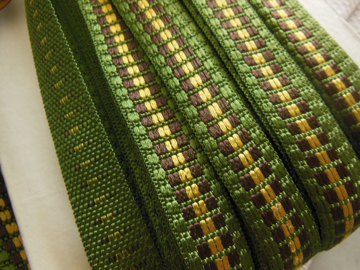 Galon lumineux vintage doré vert marron satiné  4 mètres sur 1,5 cm  A2