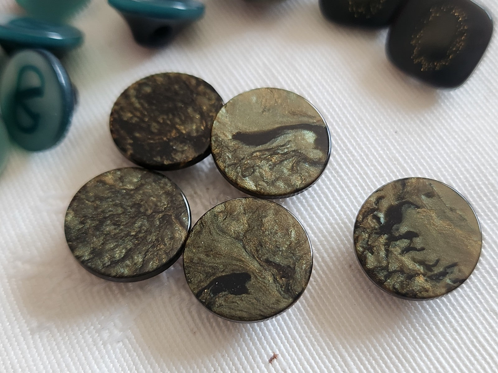 Lot 21 boutons vintage vert 3 séries 1 cm à 1,2 cm à pied ref 6383