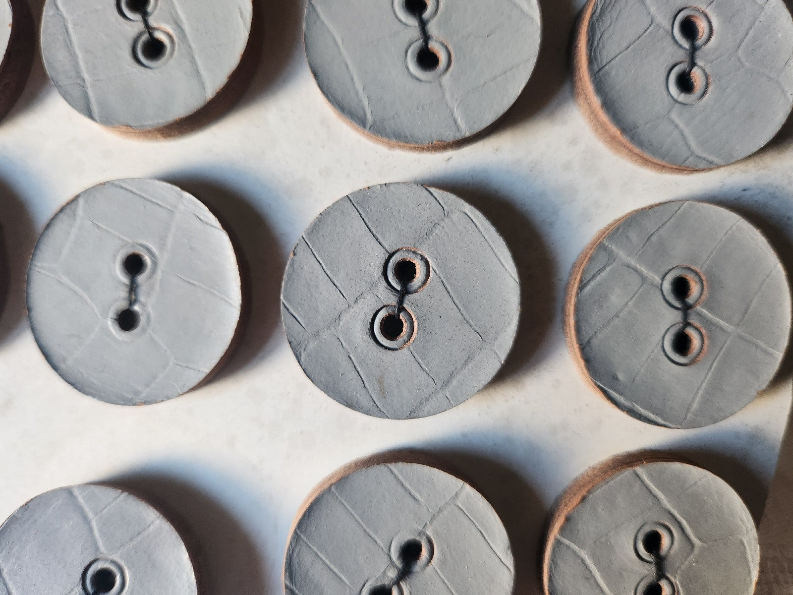 Plaque de 11  boutons anciens en cuir gris gros 2,8 cm à trous