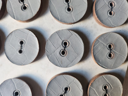 Plaque de 11  boutons anciens en cuir gris gros 2,8 cm à trous