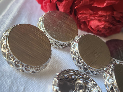 Lot 6 boutons vintage en métal argenté superbe 2,4 cm pied travaillé ref 2446