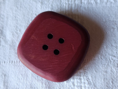 Enorme bouton vintage rouge carré mat texturé  4,3 cm ref 2794