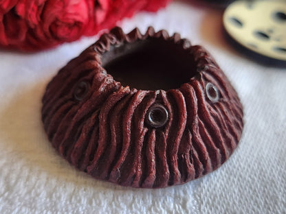 Volumineux bouton ancien vintage en résine  perlé  3,8 cm  violet/rouge ref 273