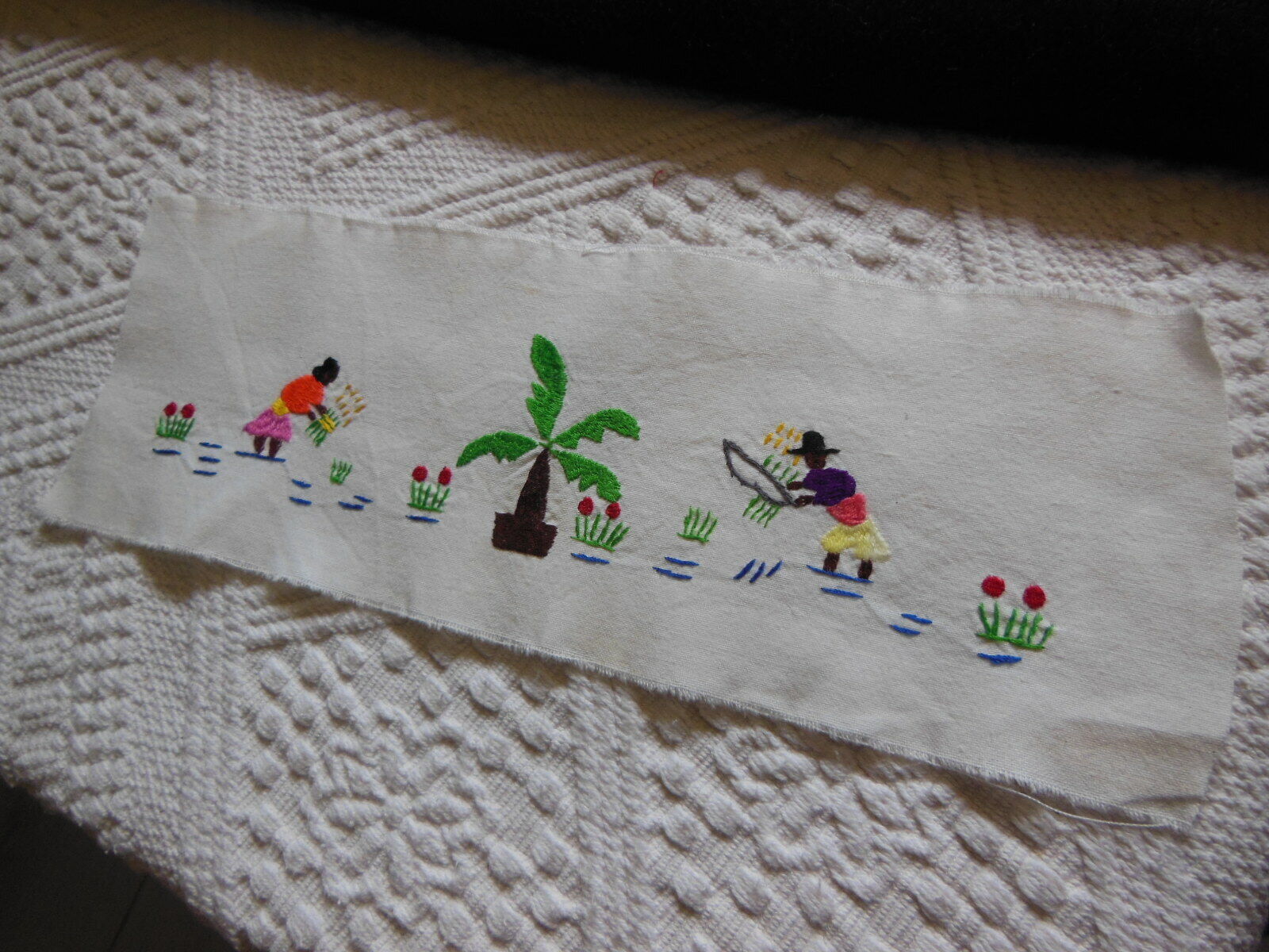 Broderie ancienne colorée personnage champs pour création récup incrustation B7
