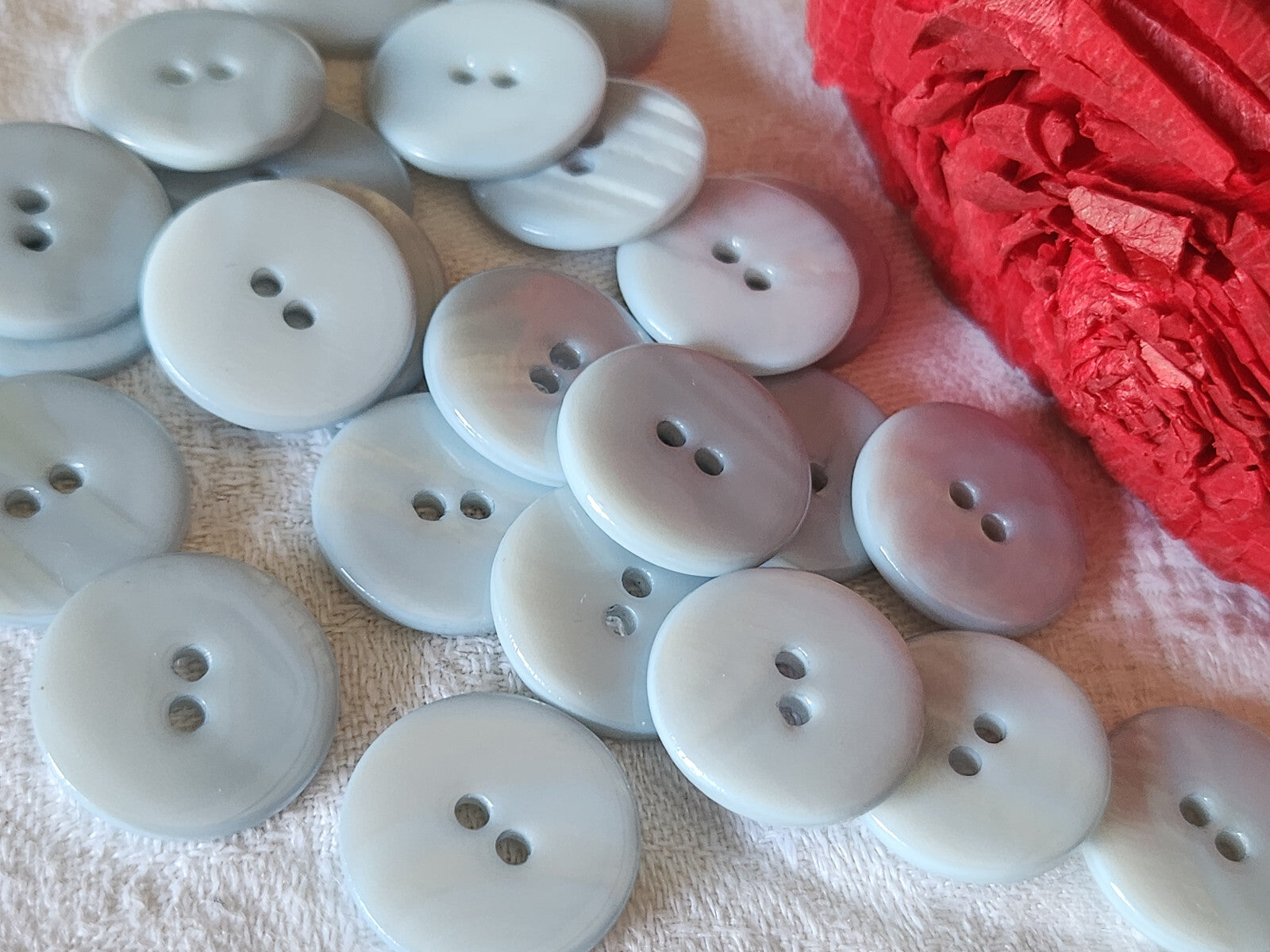Lot 12 boutons vintage en nacre bleu ciel  à trous 1,8 cm ref 6000
