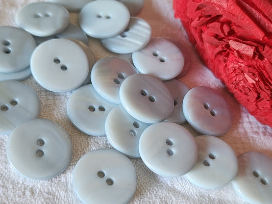 Lot 12 boutons vintage en nacre bleu ciel  à trous 1,8 cm ref 6000