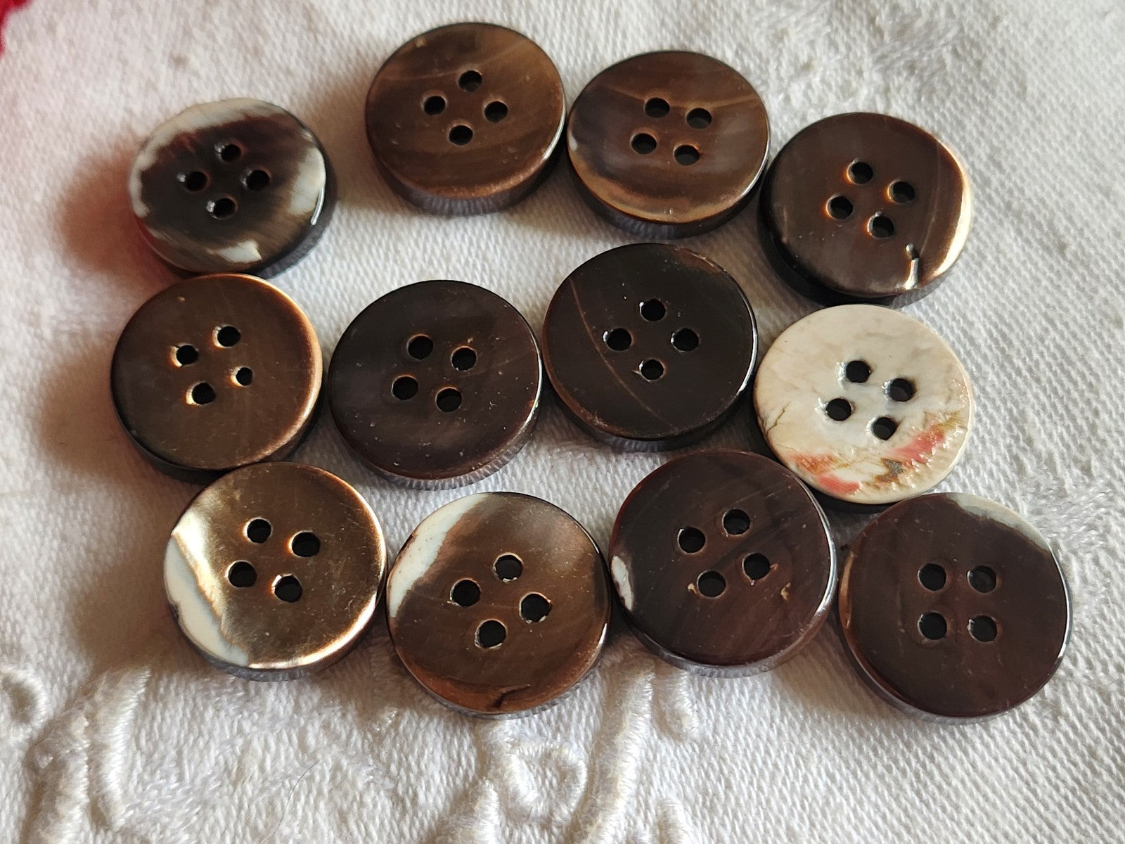 Lot 12 boutons anciens en nacre marron  épais bord 1,7 cm lourd ref  6023