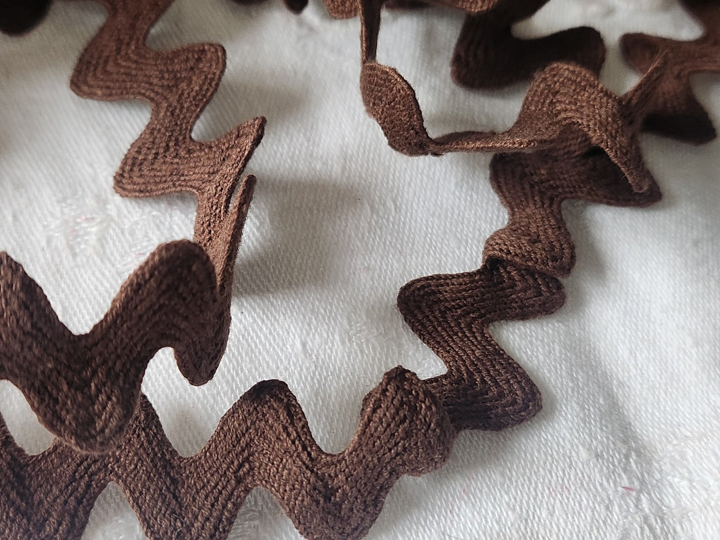 Galon vintage serpentine marron  large 5 mètres sur 2,2 cm (au max)  A2