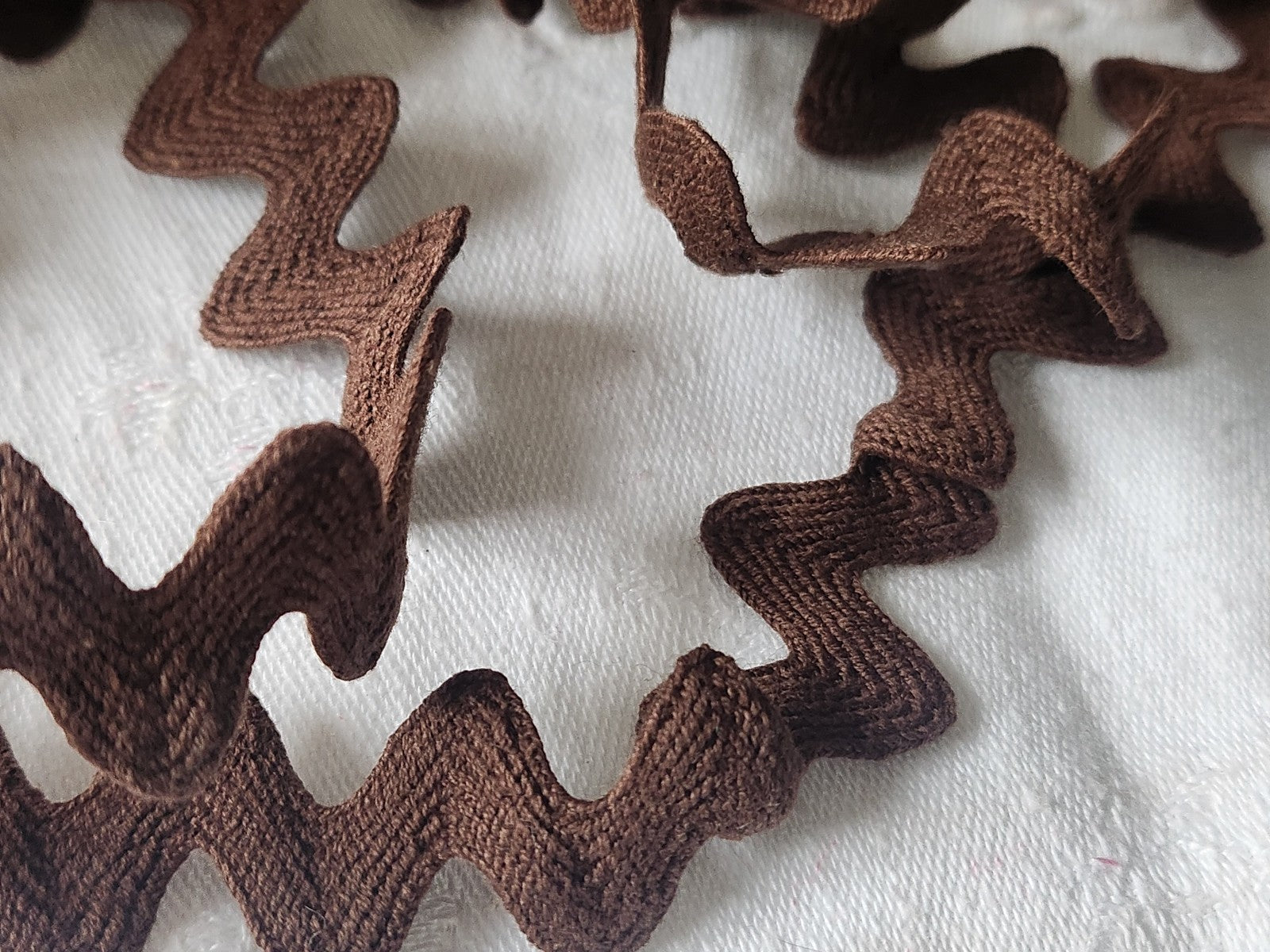 Galon vintage serpentine marron  large 5 mètres sur 2,2 cm (au max)  A2