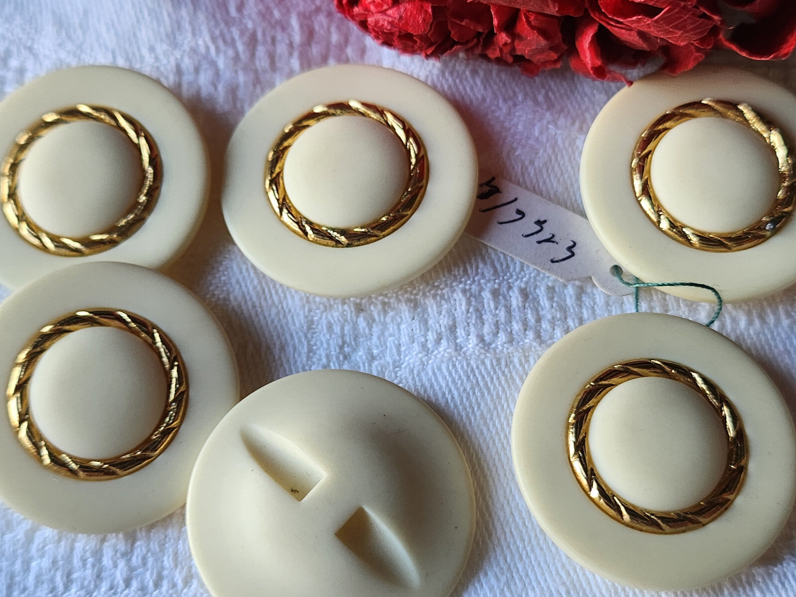 Lot 6 gros boutons vintage créme doré pied mat leger 3 cm ref 5683