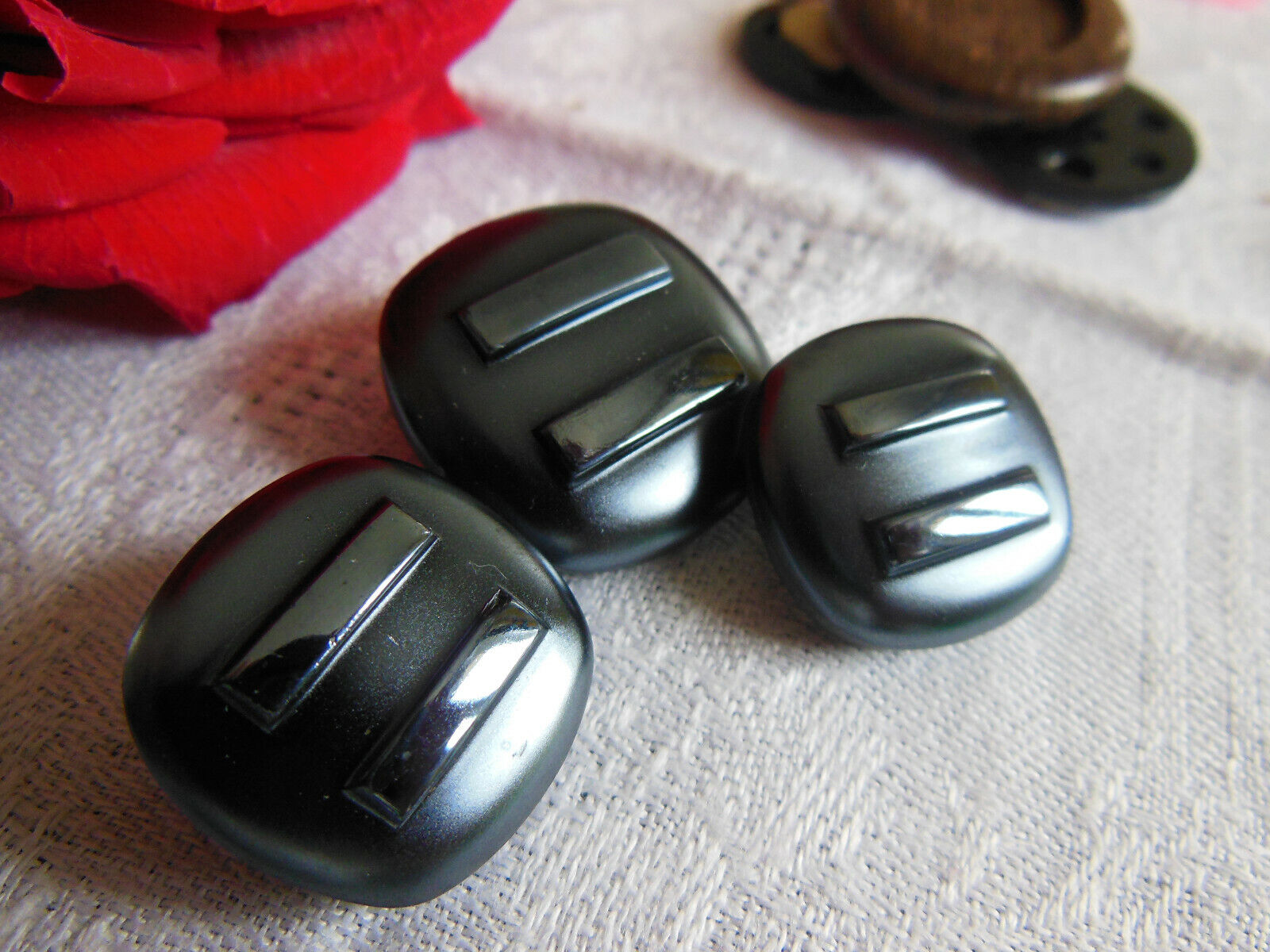 Trio boutons anciens en verre façon hématite carré 2 et 2,3 cm D13H