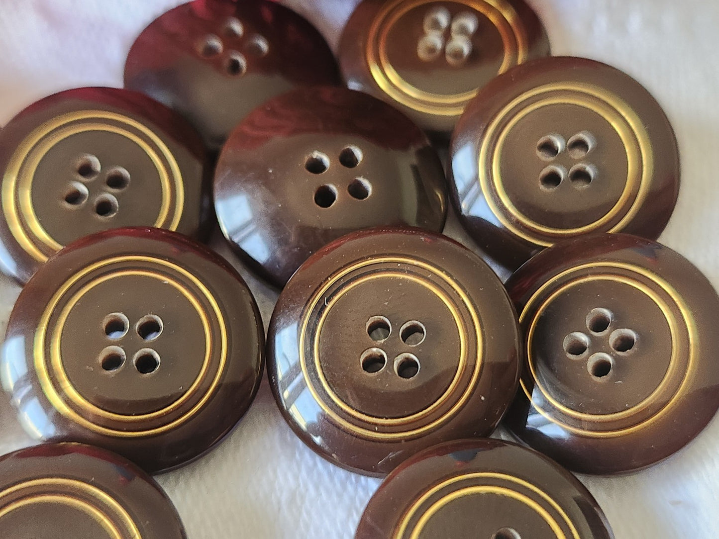 Lot 12 boutons vintage marron inclusion doré trous 1,6 cm jolis ref 5468